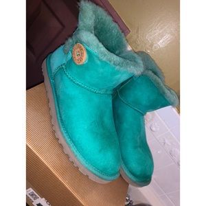 Ugg’s mini Bailey button sz 6